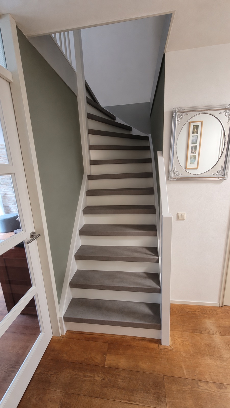 Treppenrenovierung Betonoptik – weißes Stoßbrett