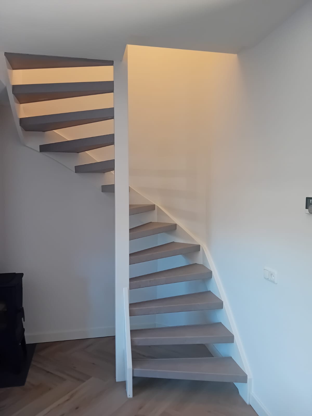 Offene Treppe in Betonoptik
